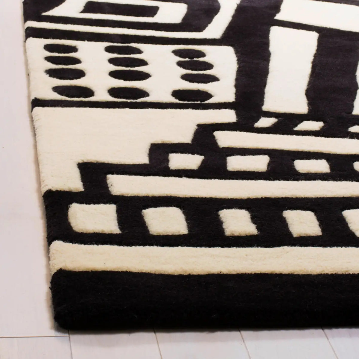 Safavieh Fifth Avenue 5'-0" x 8'-0" Rug in Ivory / Black