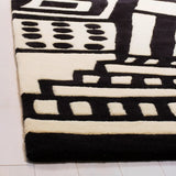 Safavieh Fifth Avenue 5'-0" x 8'-0" Rug in Ivory / Black