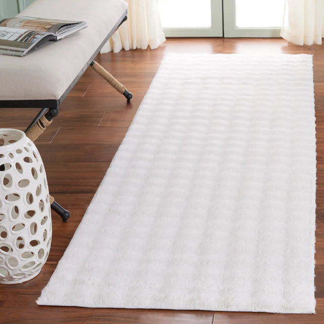 Safavieh Faux Rabbit Bubble 100 2'-6" x 8'-0" Rug in Ivory