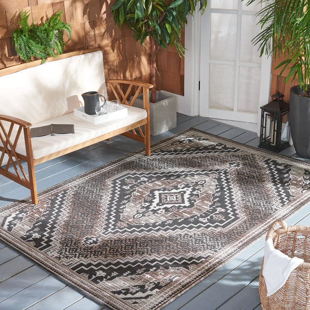Safavieh Havana 4'-5" x 6'-5" Rug in Light Brown / Black