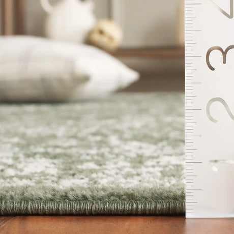 Safavieh Adirondack 4'-0" x 6'-0" Rug in Dark Green / Ivory