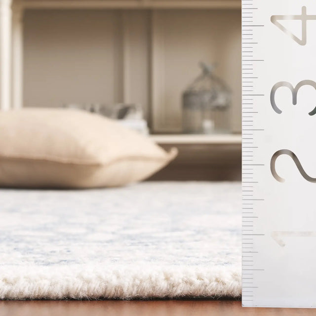 Safavieh Metro 4'-0" x 6'-0" Rug in Blue / Ivory