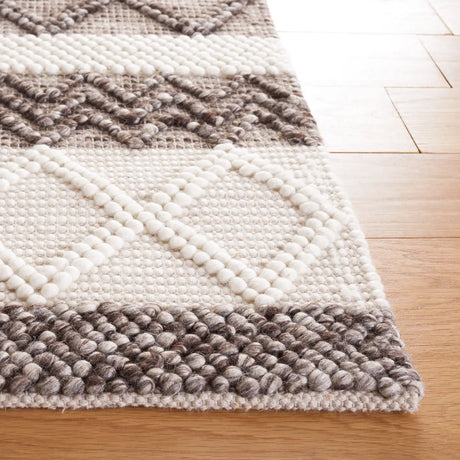 Safavieh Natura 4'-0" x 6'-0" Rug in Ivory / Grey