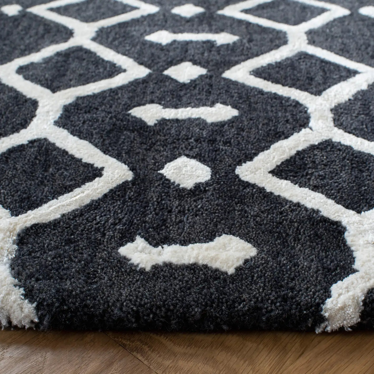 Safavieh Himalaya 6'-0" x 6'-0" Rug in Dark Grey / Ivory