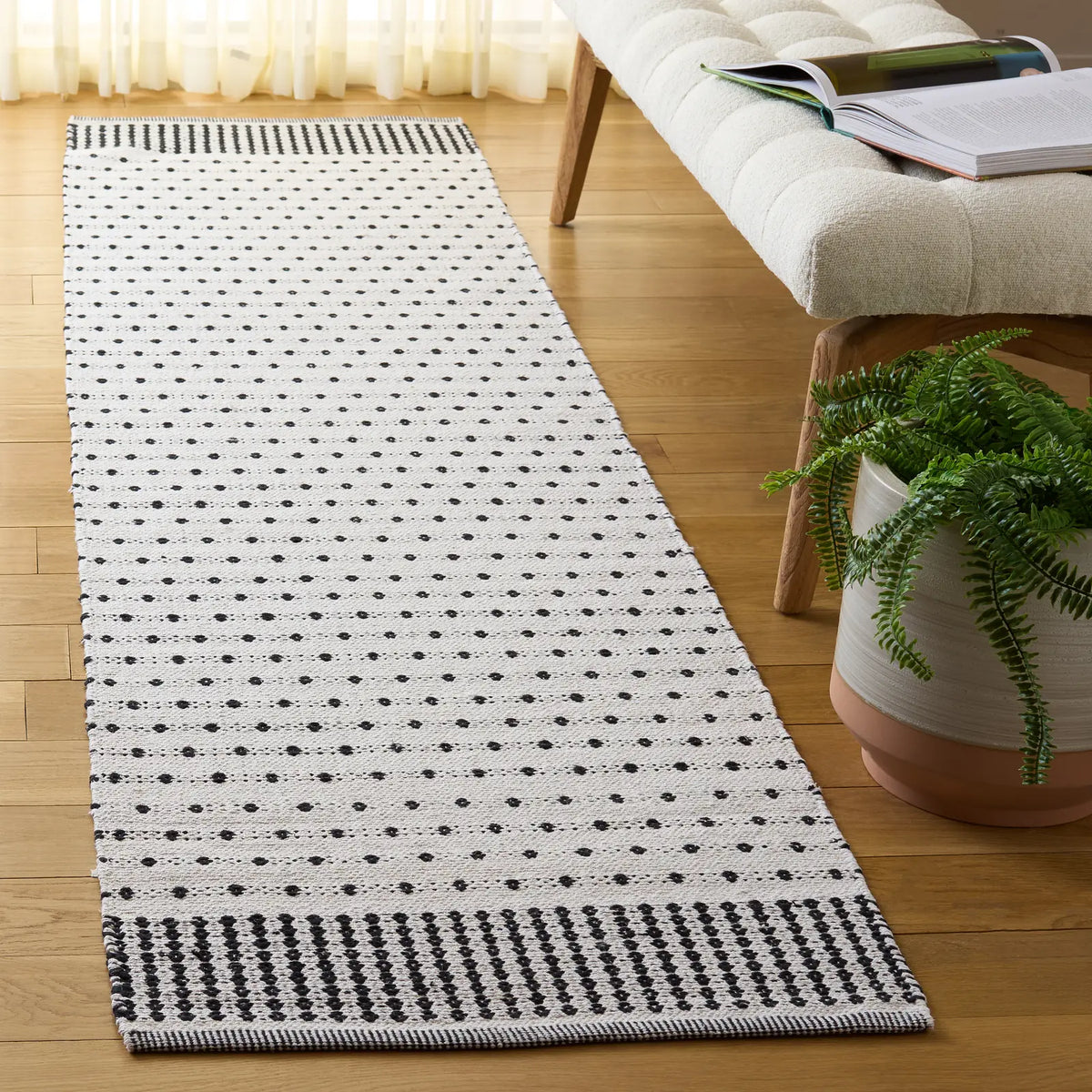 Safavieh Montauk 2'-3" x 9'-0" Rug in Black / Ivory