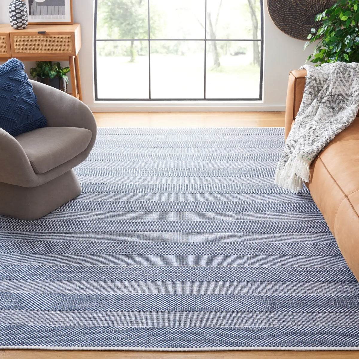 Safavieh Striped Kilim 6'-0" x 9'-0" Rug in Ivory / Blue