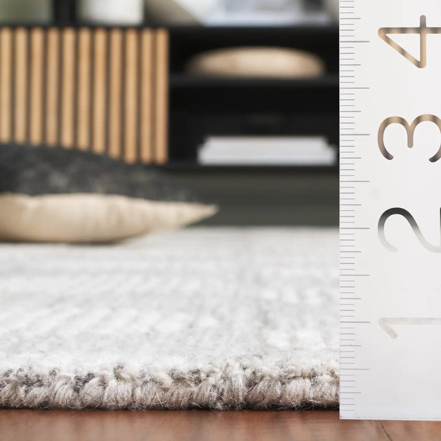 Safavieh Metro 2'-3" x 8'-0" Rug in Grey / Ivory