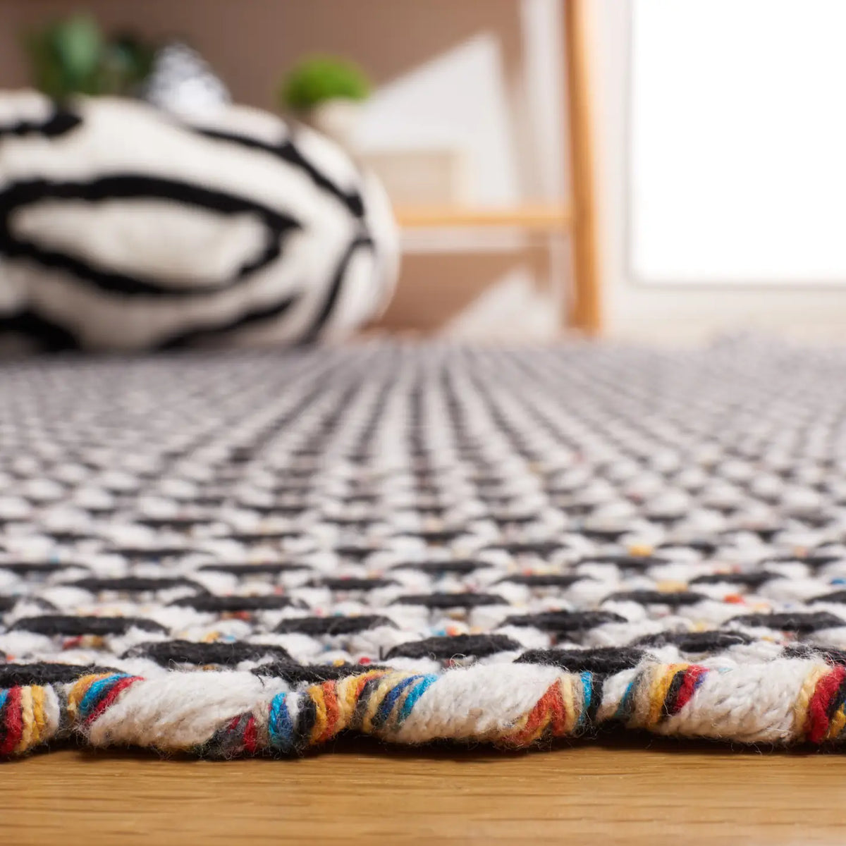 Safavieh Montauk 4'-0" x 6'-0" Rug in Ivory / Black