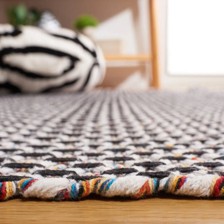 Safavieh Montauk 4'-0" x 6'-0" Rug in Ivory / Black