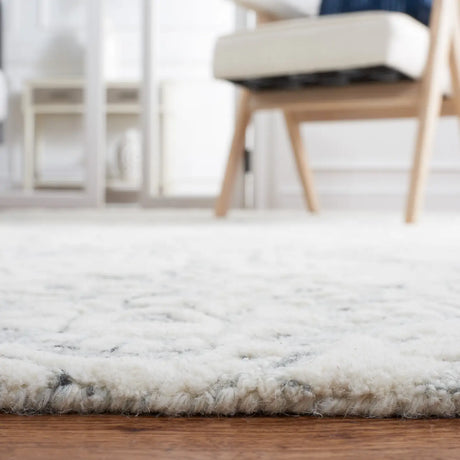 Safavieh Metro 4'-0" x 6'-0" Rug in Grey / Ivory
