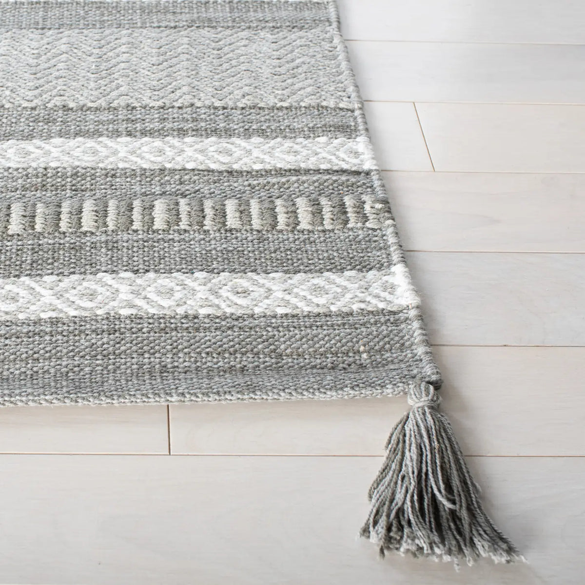 Safavieh Montauk 5'-0" x 8'-0" Rug in Grey / Ivory