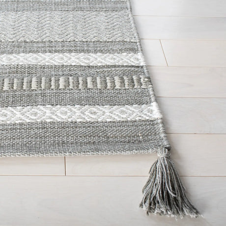 Safavieh Montauk 5'-0" x 8'-0" Rug in Grey / Ivory