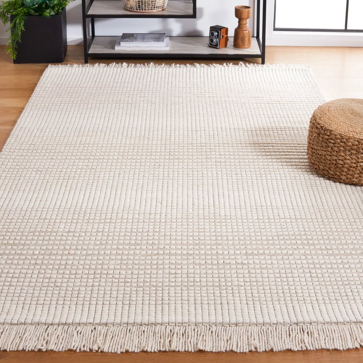 Safavieh Marbella 4'-0" x 6'-0" Rug in Ivory / Beige