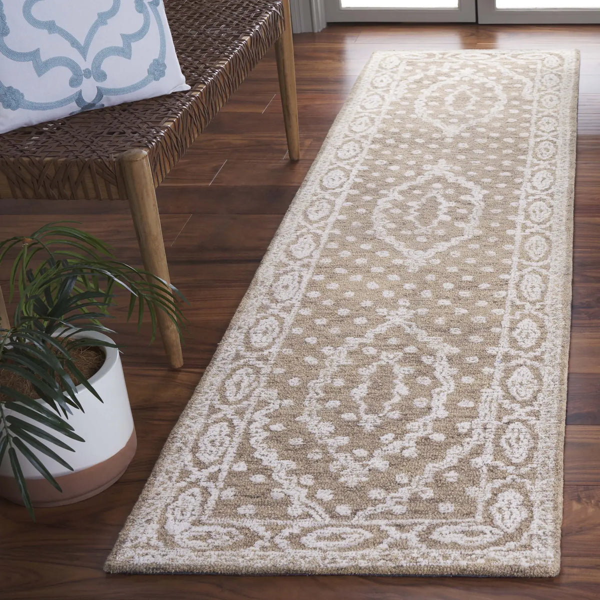 Safavieh Ebony 2'-3" x 9'-0" Rug in Ivory / Brown