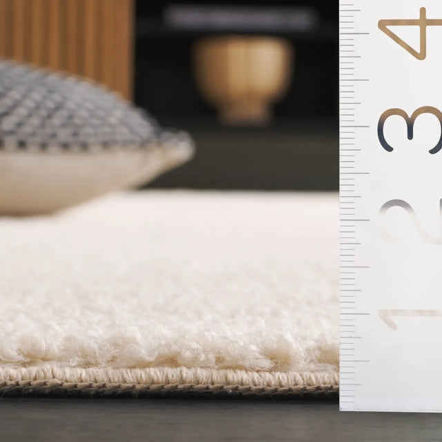 Safavieh Boucle 100 5'-0" x 7'-0" Rug in Beige