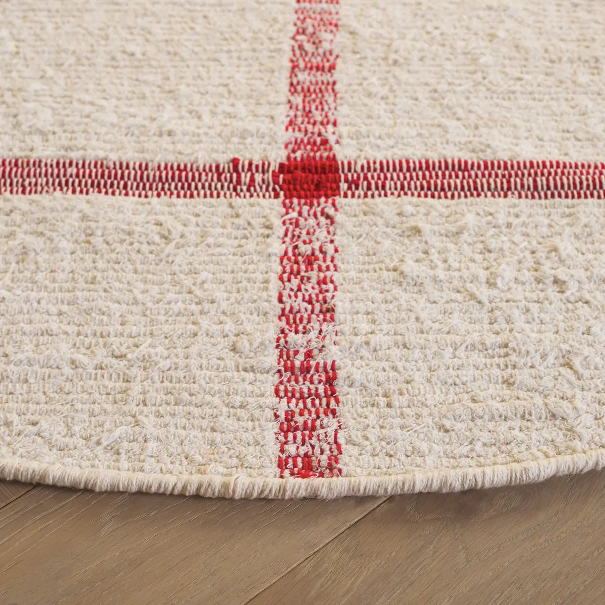 Safavieh Montauk 6'-0" x 6'-0" Rug in Ivory / Red