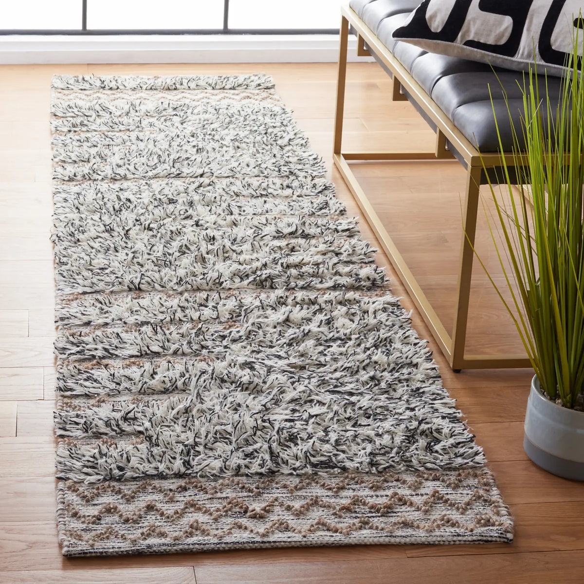 Safavieh Natura 2'-3" x 8'-0" Rug in Ivory / Black