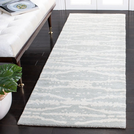 Safavieh Soho 2'-6" x 8'-0" Rug in Light Grey / Ivory