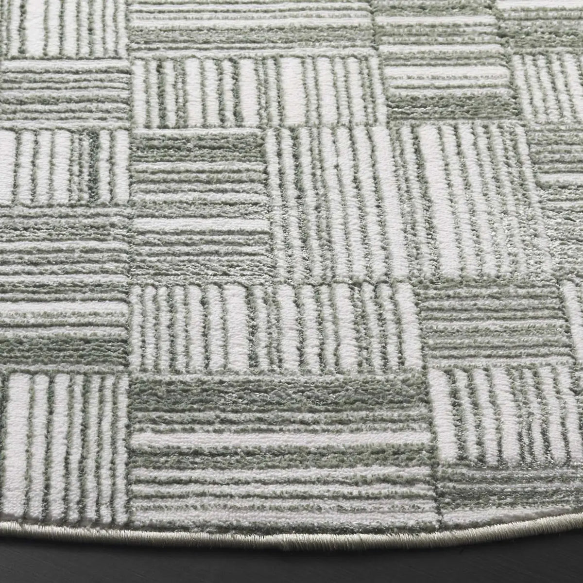 Safavieh Orchard 6'-7" x 6'-7" Rug in Green / Ivory