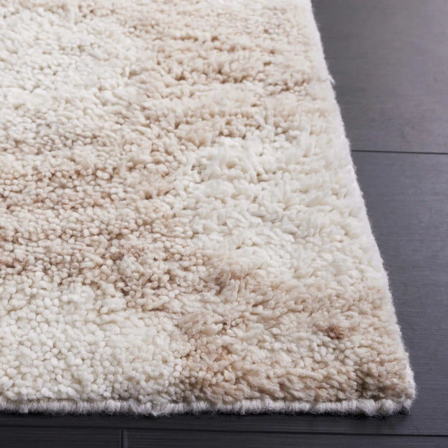Safavieh Vermont 4'-0" x 6'-0" Rug in Ivory / Beige