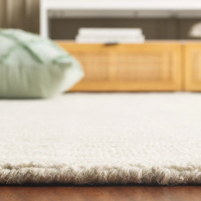 Safavieh Ebony 4'-0" x 6'-0" Rug in Sage / Ivory