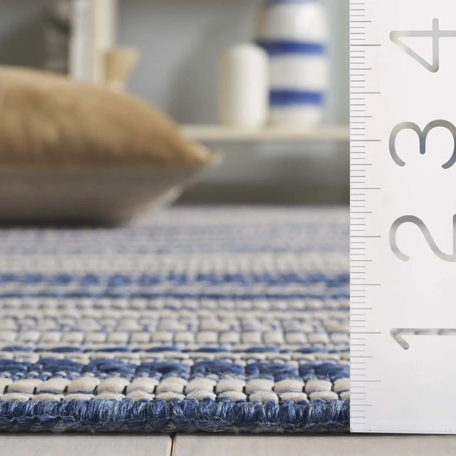 Safavieh Escape 700 5'-3" x 7'-6" Rug in Blue / Beige
