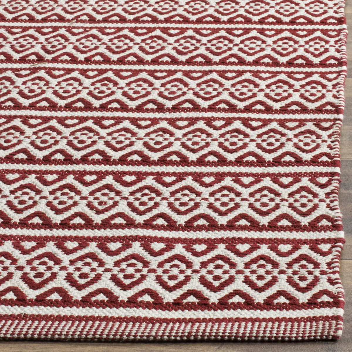 Safavieh Montauk 6'-0" x 9'-0" Rug in Ivory / Red