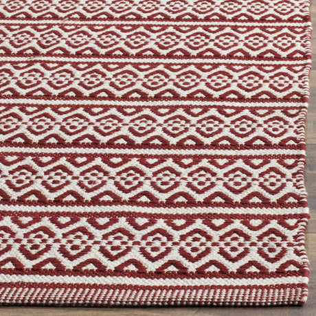 Safavieh Montauk 6'-0" x 9'-0" Rug in Ivory / Red