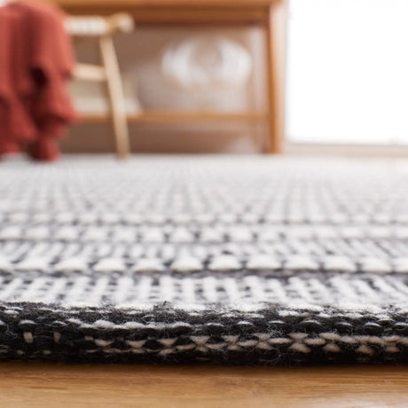 Safavieh Kilim 4'-0" x 6'-0" Rug in Black / Ivory