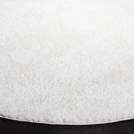 Safavieh Decora Shaggy 6'-7" x 6'-7" Rug in Ivory