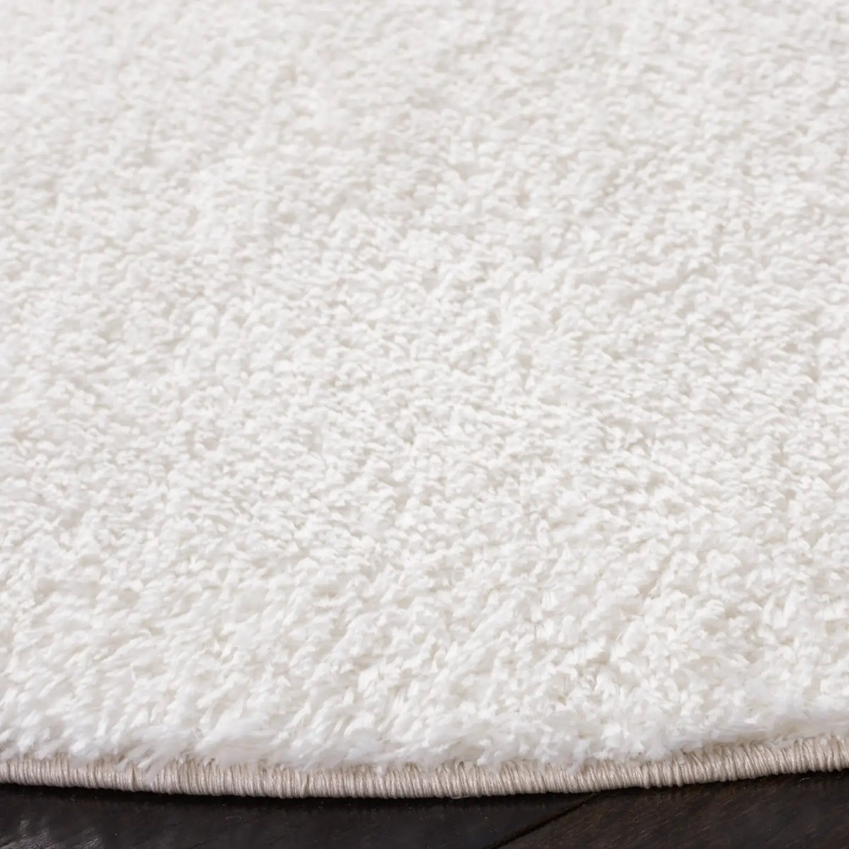 Safavieh Tahoe Shag 6'-7" x 6'-7" Rug in White