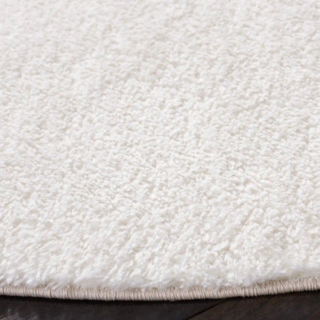 Safavieh Tahoe Shag 6'-7" x 6'-7" Rug in White