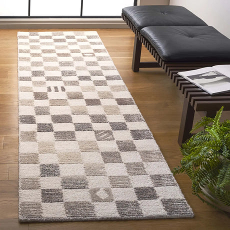 Safavieh Ebony 2'-3" x 8'-0" Rug in Natural / Beige