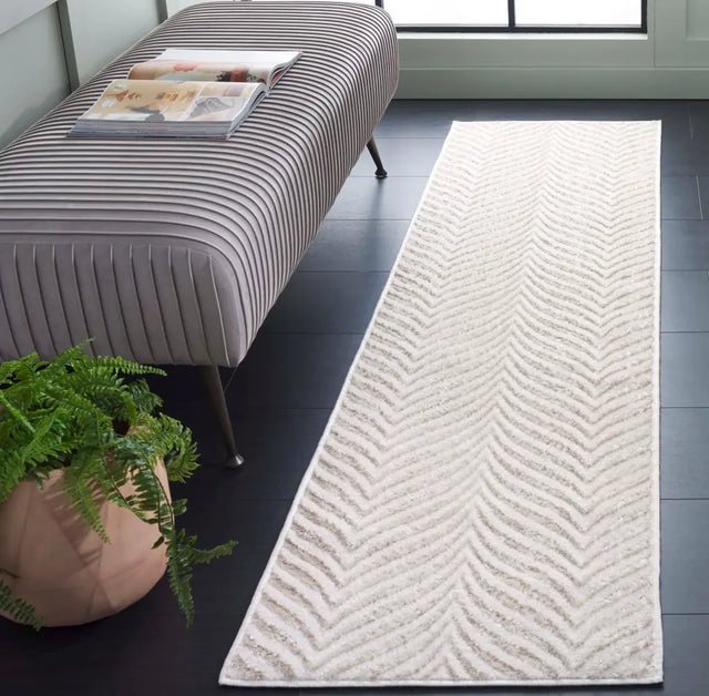 Safavieh Maya 2'-0" x 8'-0" Rug in Ivory / Beige