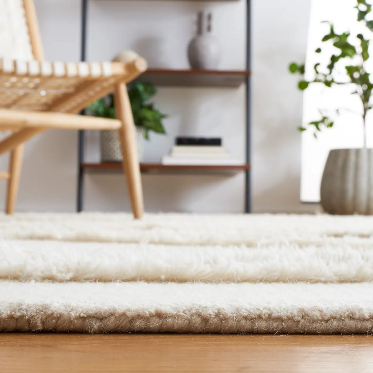 Safavieh Casablanca 4'-0" x 6'-0" Rug in Ivory / Brown