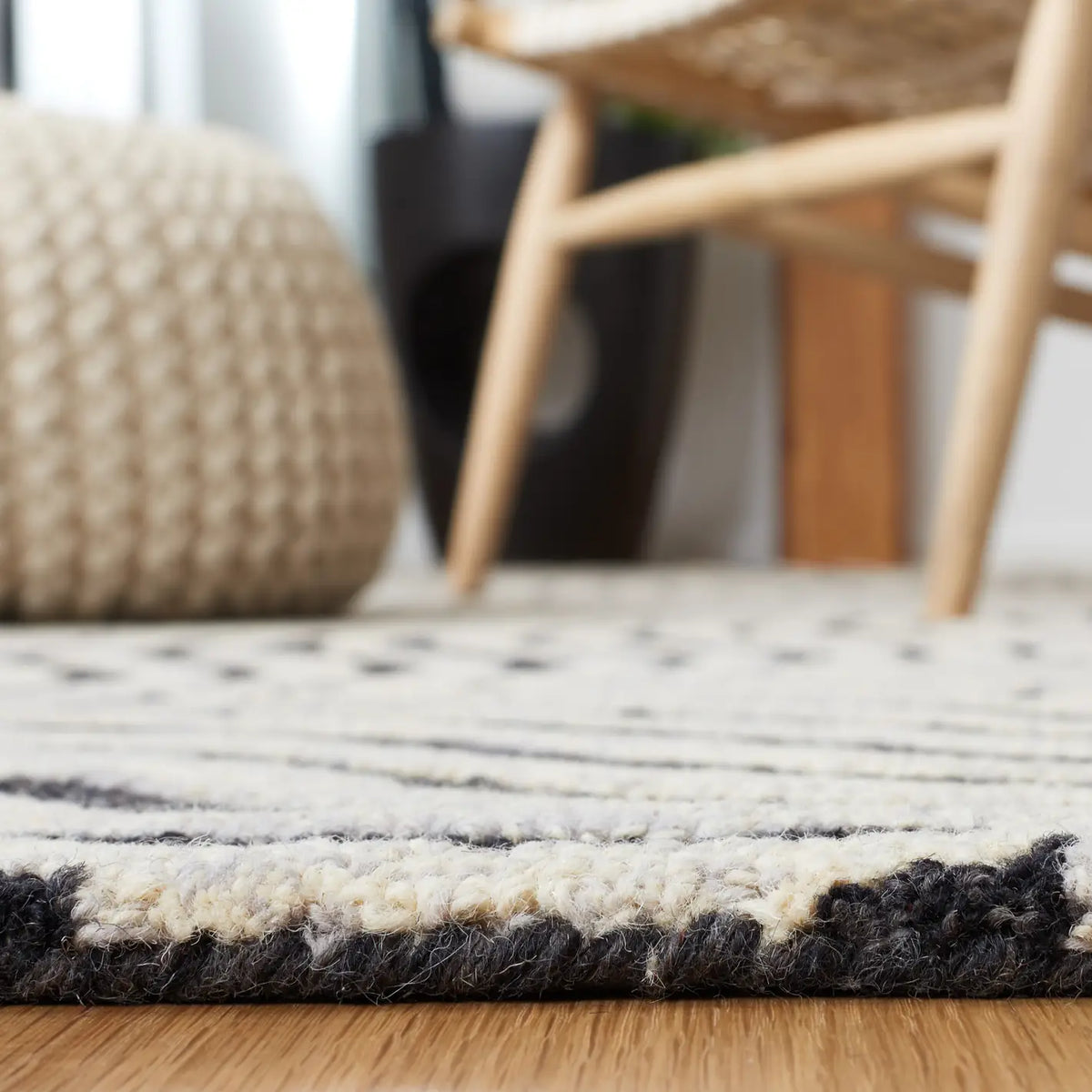 Safavieh Metro 4'-0" x 6'-0" Rug in Black / Beige