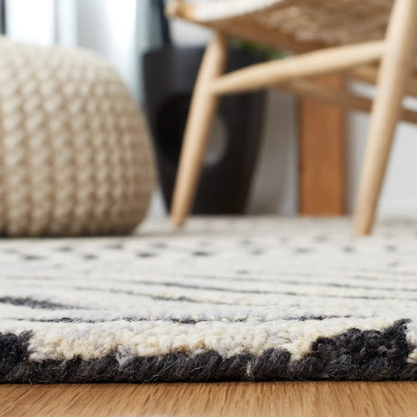 Safavieh Metro 4'-0" x 6'-0" Rug in Black / Beige