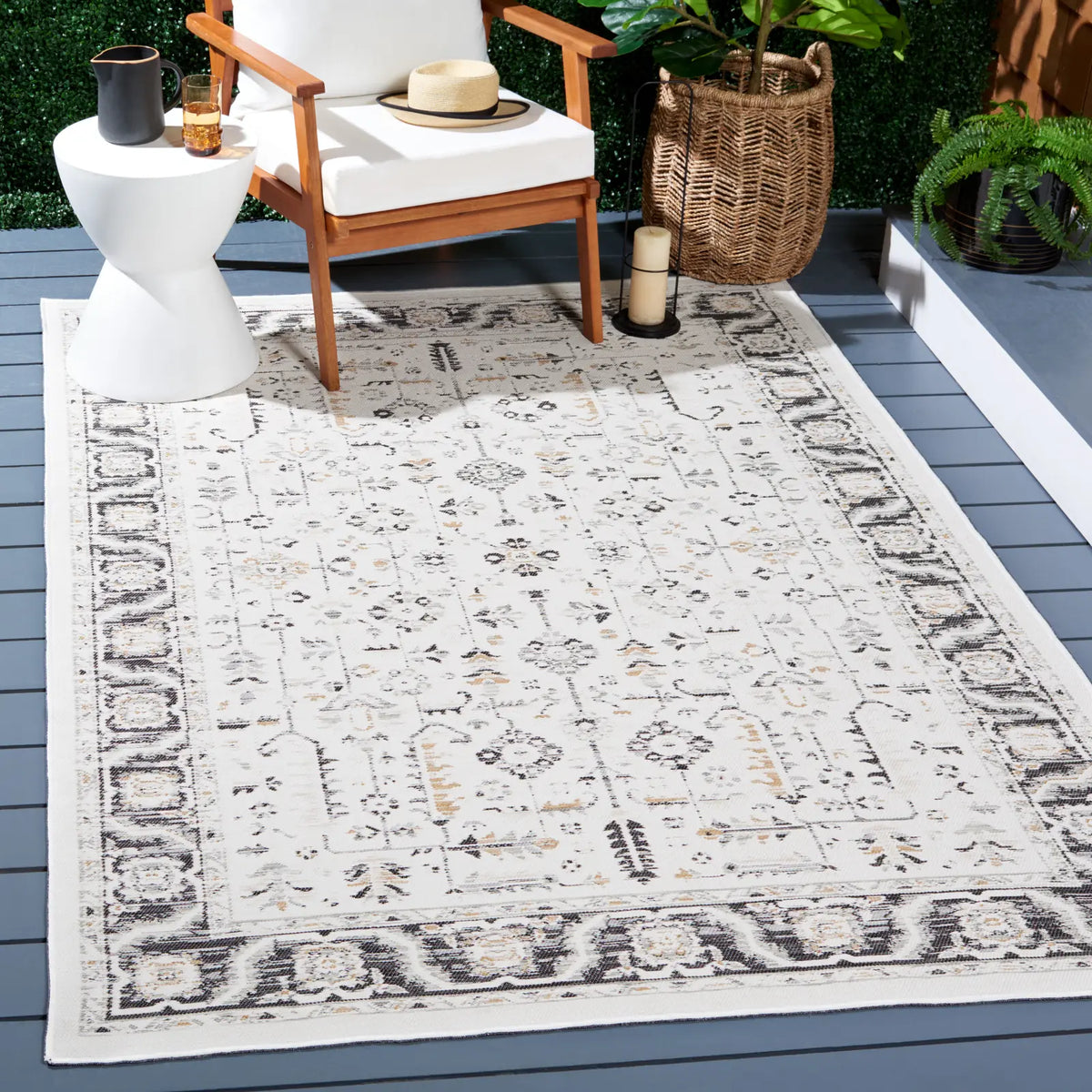 Safavieh Sunrise 5'-3" x 7'-7" Rug in Ivory / Grey Black