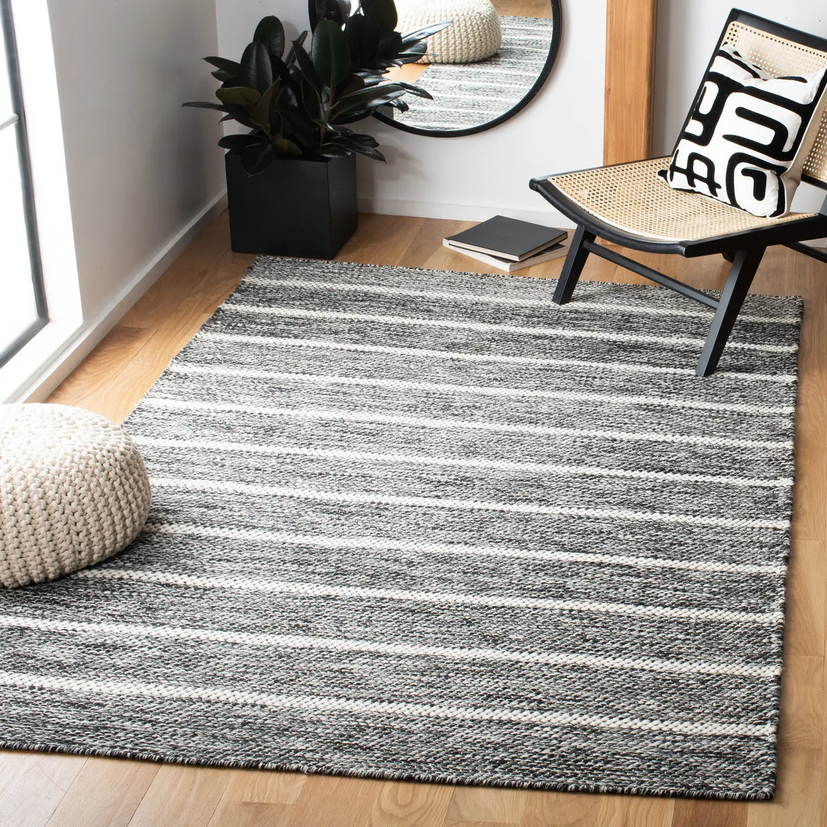 Safavieh Vermont 4'-0" x 6'-0" Rug in Black / Ivory