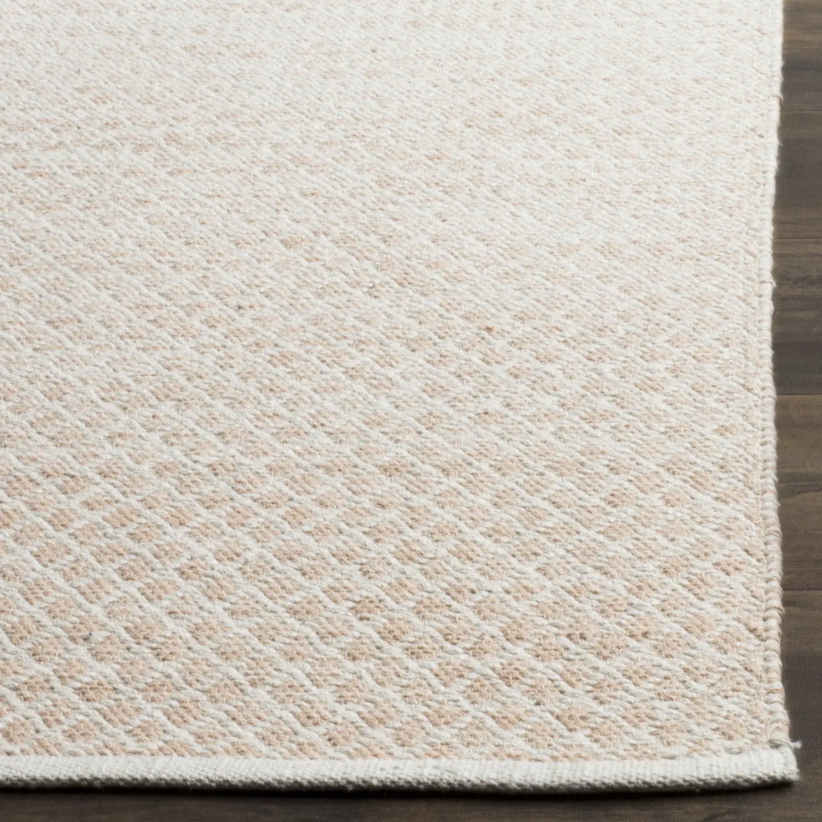 Safavieh Montauk 4'-0" x 6'-0" Rug in Beige / Ivory