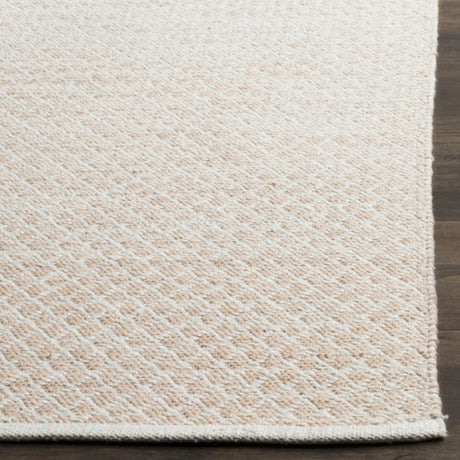 Safavieh Montauk 4'-0" x 6'-0" Rug in Beige / Ivory