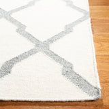 Safavieh Dhurries 5'-0" x 8'-0" Rug in Ivory / Grey