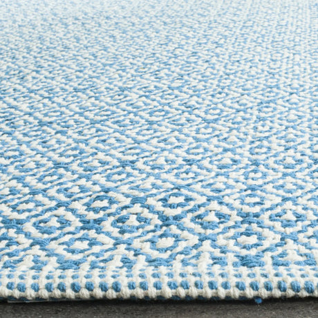 Safavieh Montauk 5'-0" x 7'-0" Rug in Ivory / Blue