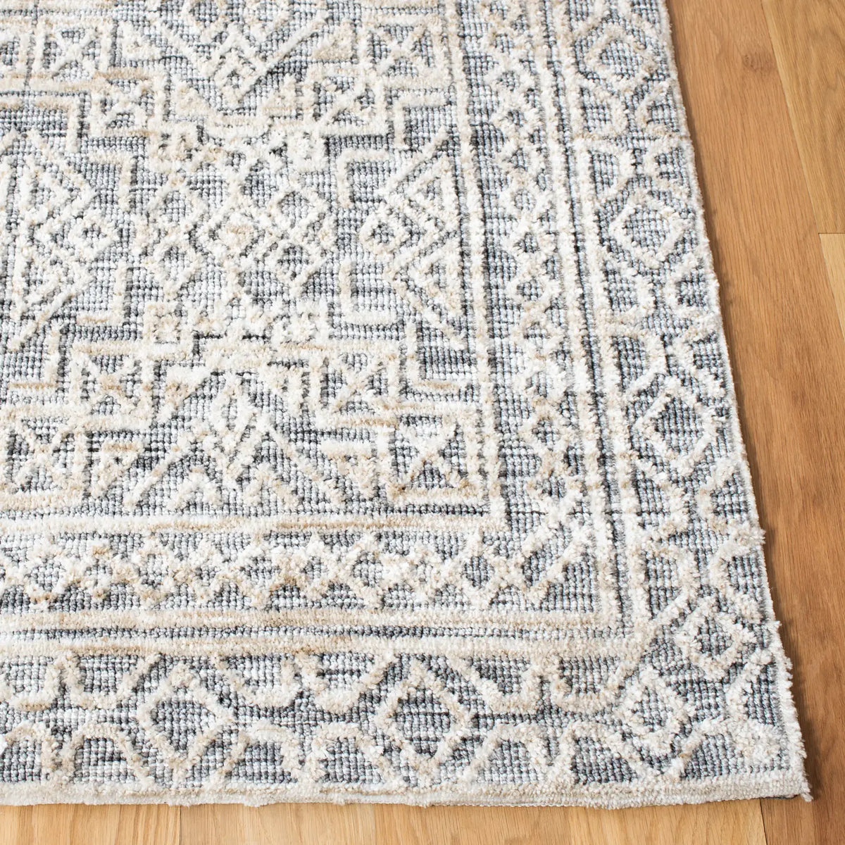 Safavieh Roslyn 4'-0" x 6'-0" Rug in Grey / Beige