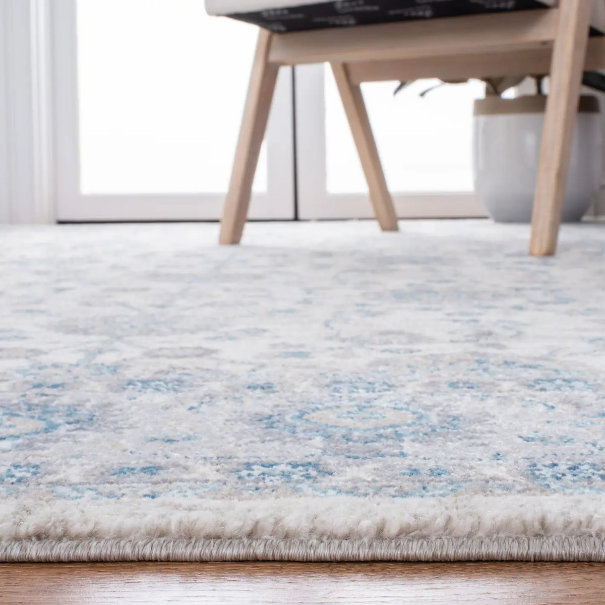 Safavieh Sofia 4'-0" x 5'-7" Rug in Ivory / Blue