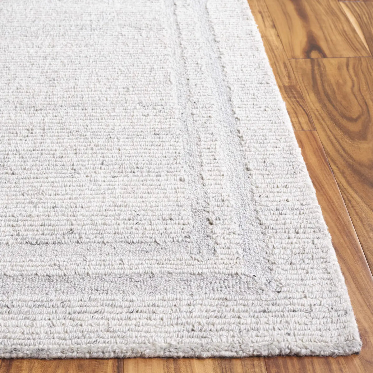 Safavieh Renewal 4'-0" x 6'-0" Rug in Silver