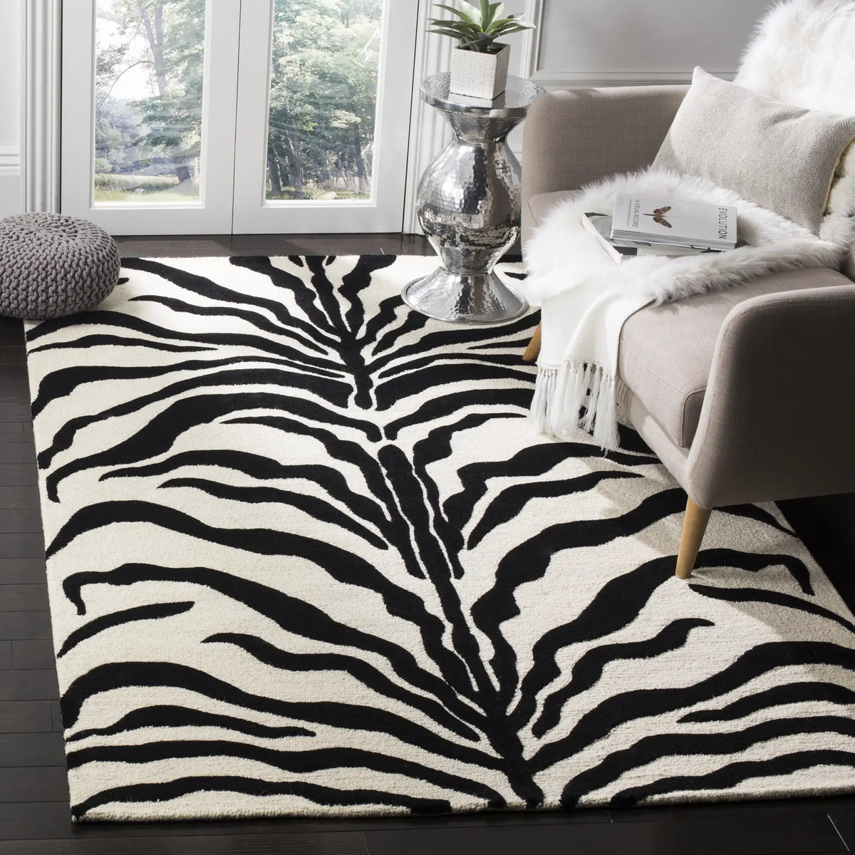 Safavieh Cambridge 5'-0" x 8'-0" Rug in Ivory / Black