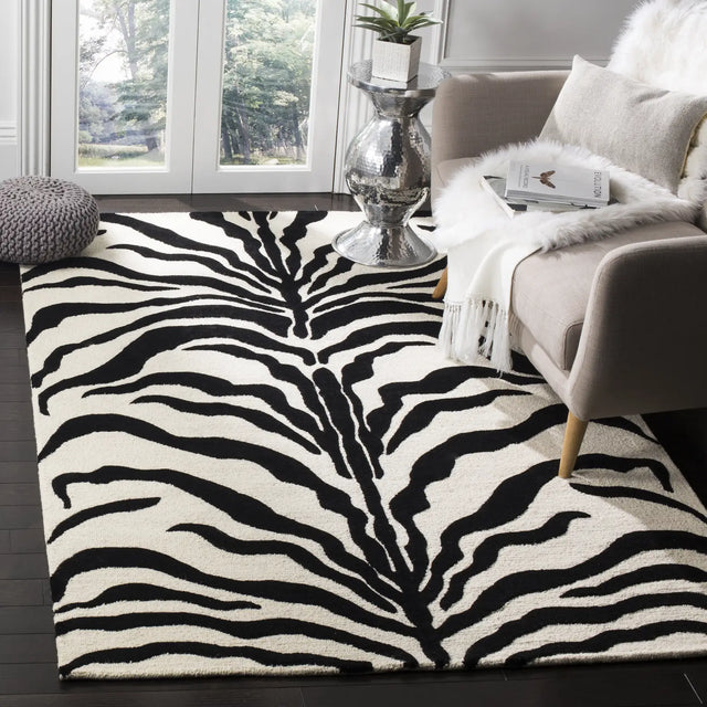 Safavieh Cambridge 5'-0" x 8'-0" Rug in Ivory / Black
