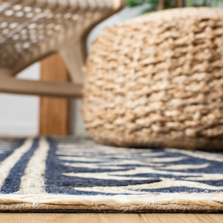 Safavieh Sahara 4'-0" x 6'-0" Rug in Blue / Beige