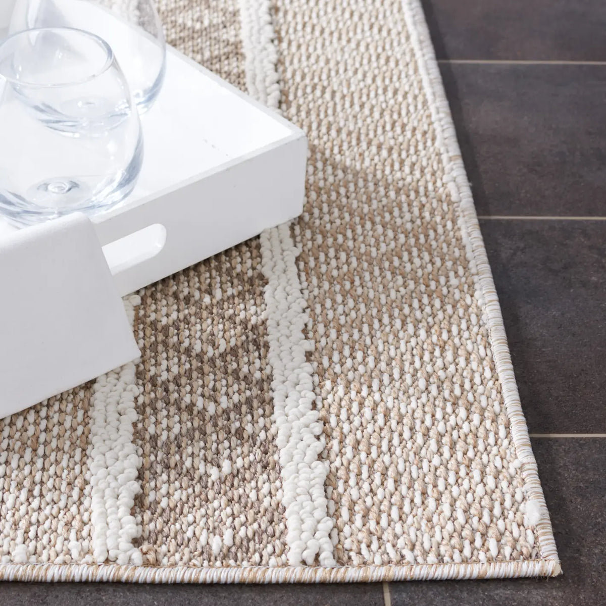 Safavieh Global 4'-0" x 6'-0" Rug in Beige / Ivory